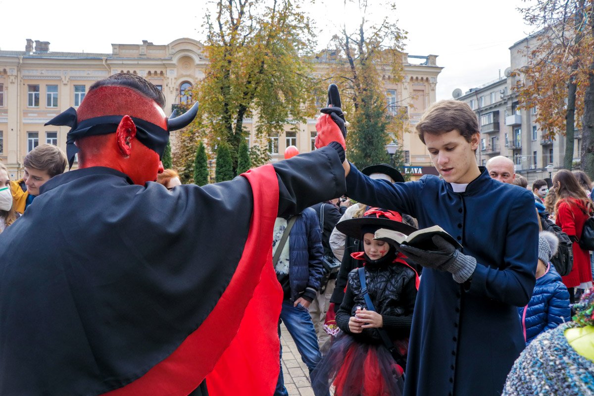 На зомби-параде разыграли борьбу между священником и дьяволом На зомби-параде разыграли борьбу между священником и дьяволом