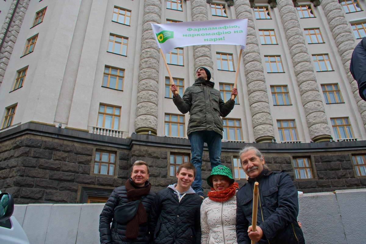 Протестующие собираются под Кабмином