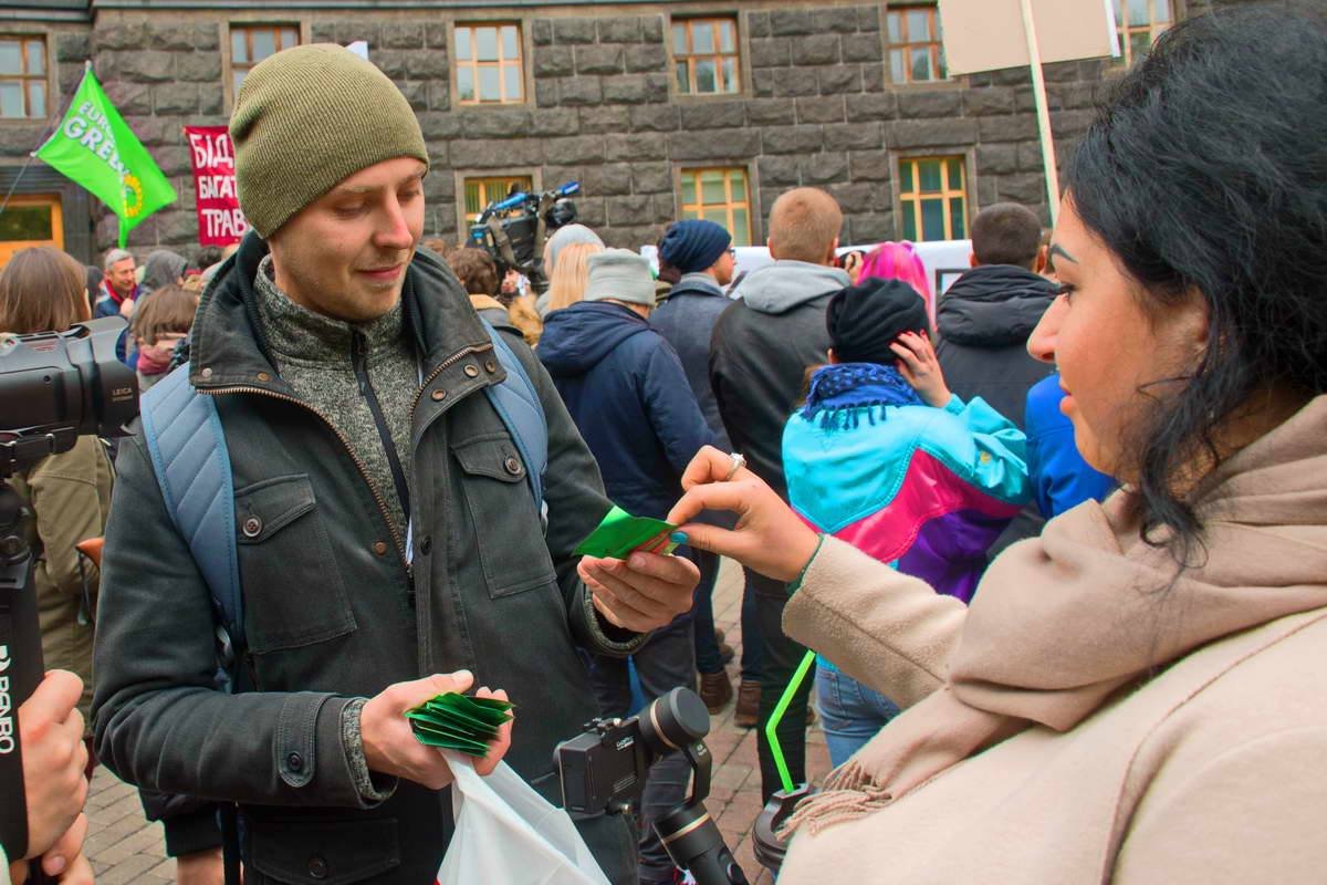 Всем желающим прямо на митинге раздавали семена каннабиса