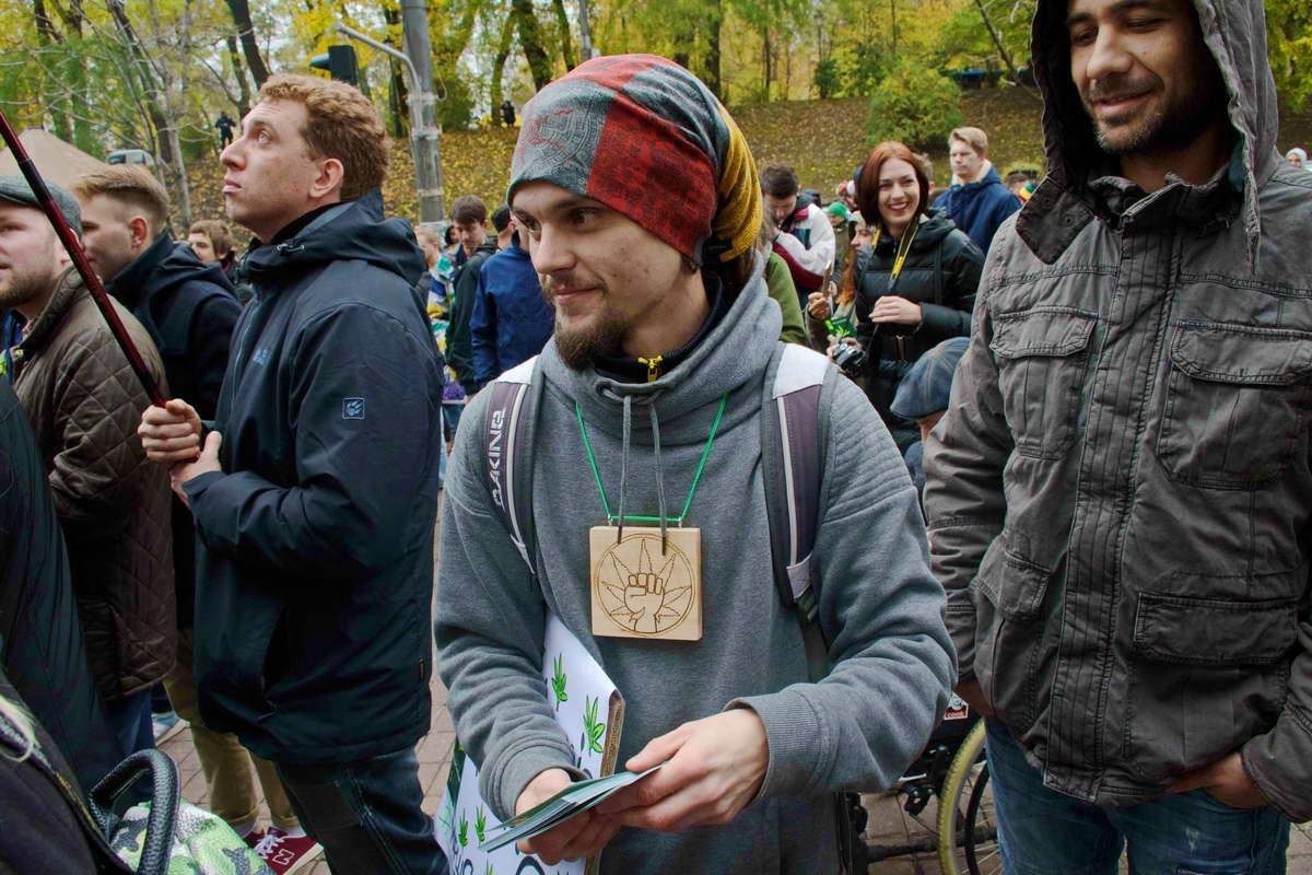 Участники акции готовятся к маршу