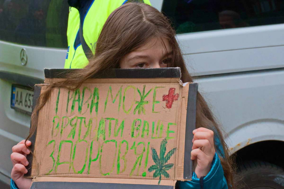 Многие участники марша пришли с самодельными плакатами