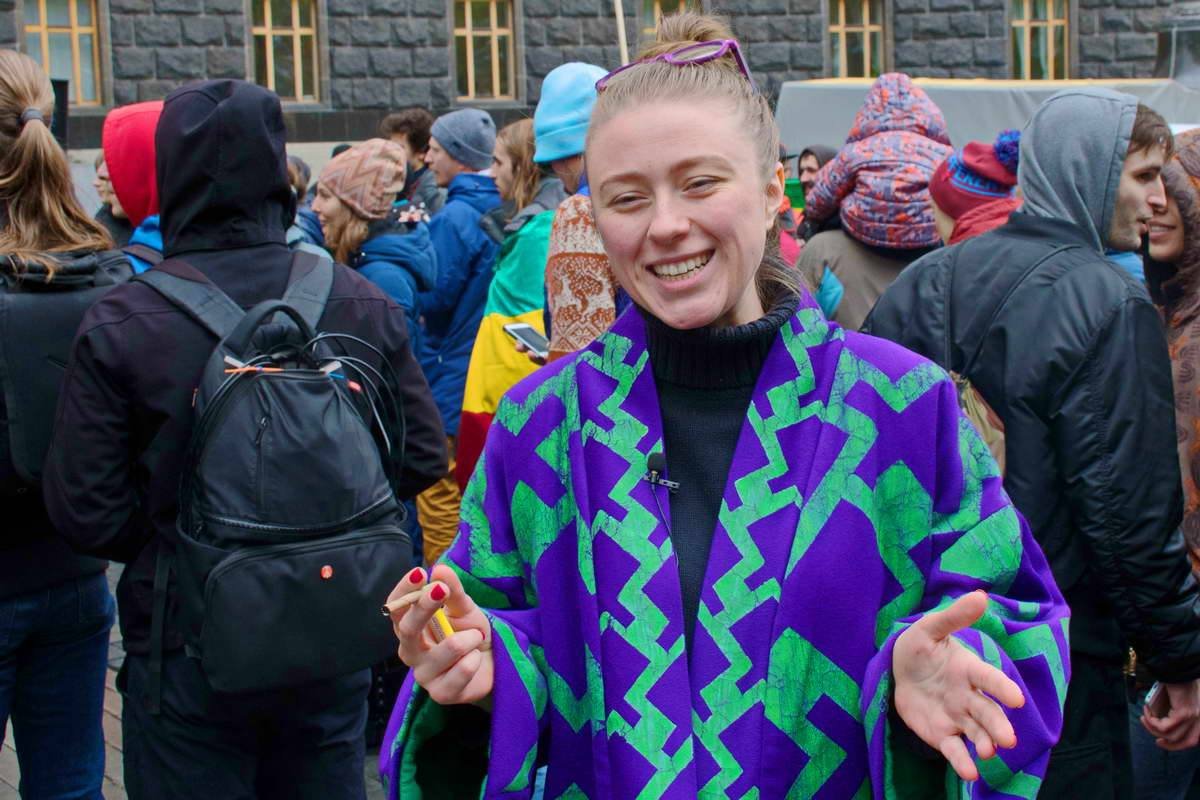 Одна из участниц решила устроить перформанс, раскурив аюрведическую сигарету на основе трав перед Кабмином