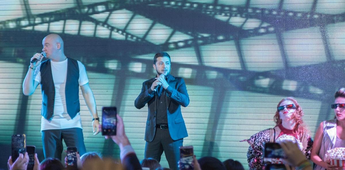 На праздновании Дня рождения ТРЦ бесплатно выступил «Квартал-95»