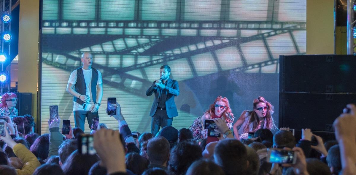 Комики «травили шутками» посетителей целый час