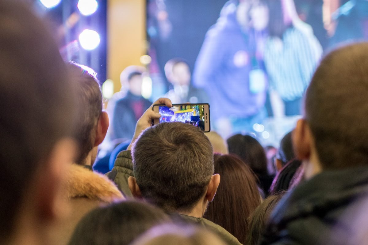 Кроме покупок, люди пытались унести домой и позитивный заряд от комиков