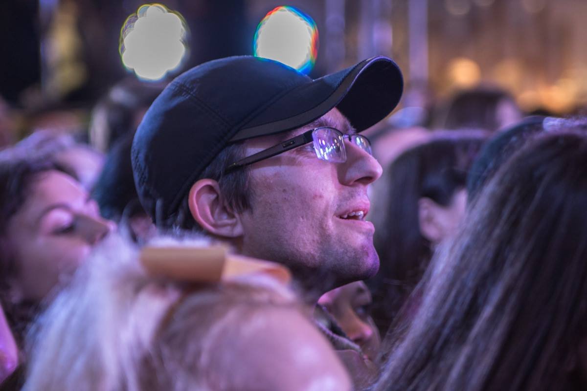 Люди смотрели выступление комиков с открытым ртом