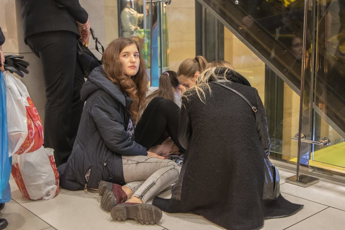 Уставшие после шопинга покупатели все равно остались на концерт