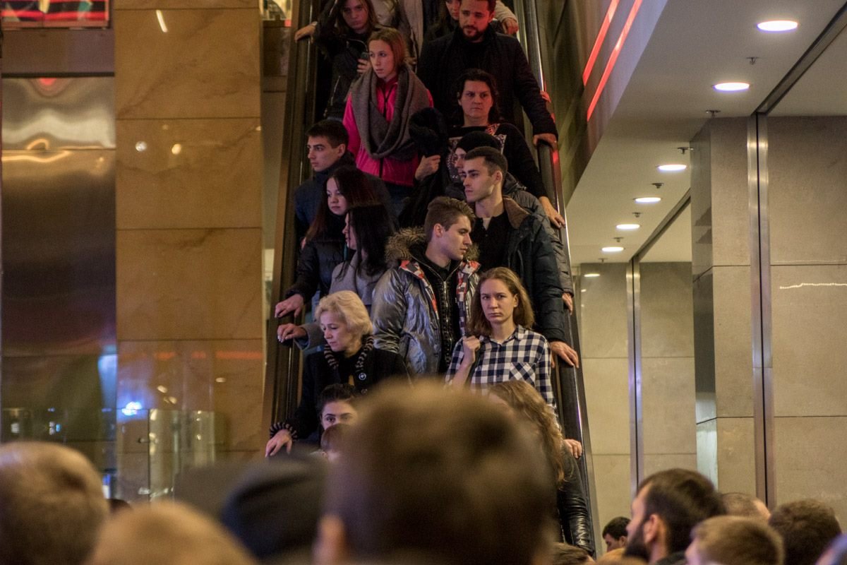 Зрители смотрели на комиков со всех этажей торгового центра