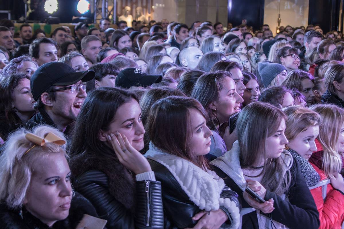 Посетители забыли про покупки, все на концерте