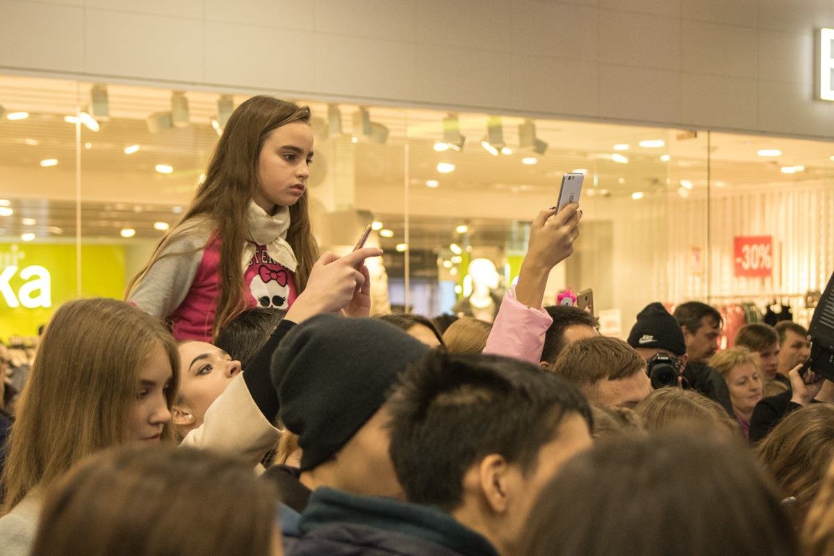 Людям в конце толпы было плохо видно. Детей брали на плечи, взрослые смотрели через мониторы телефонов