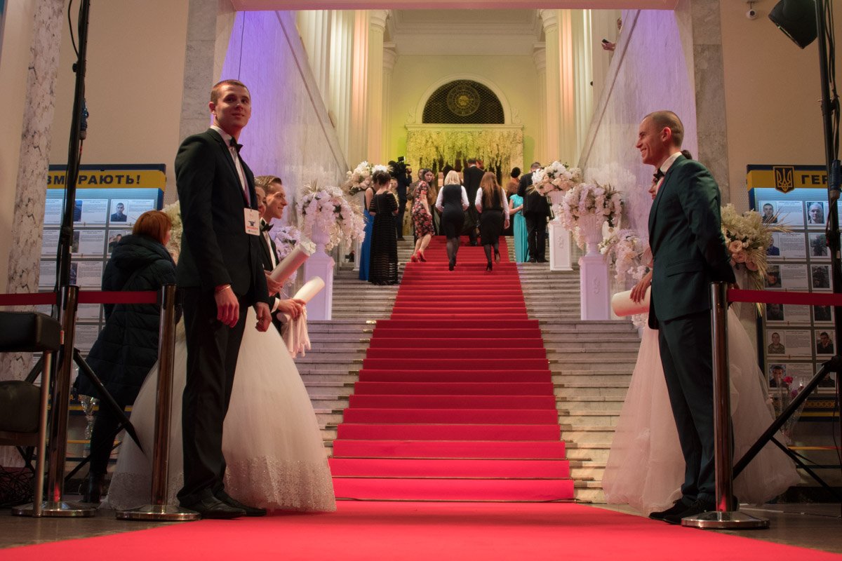 Гостей встречали на красной дорожке