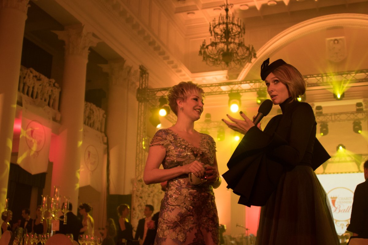 Катя Осадчая тоже посетила бал