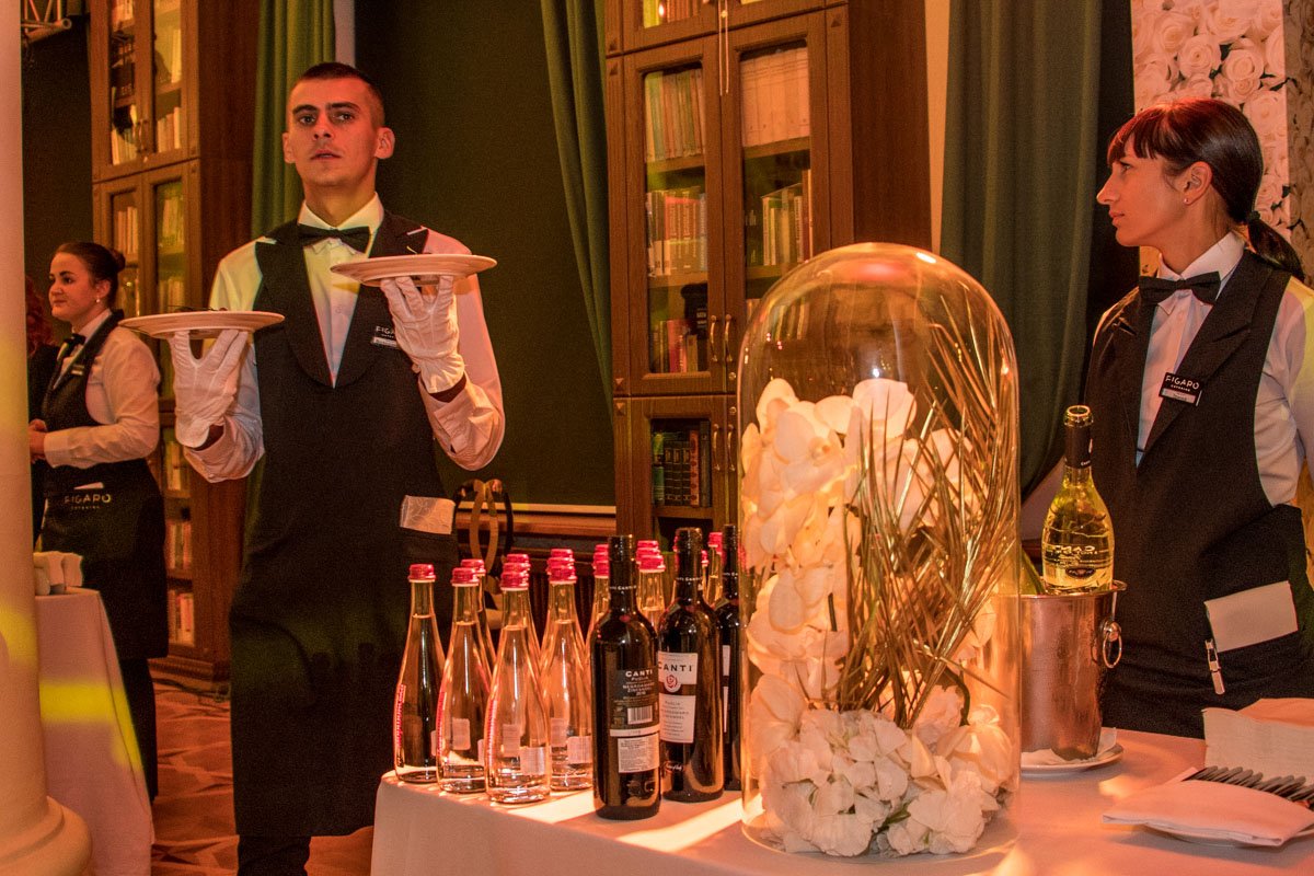 На вечере было много - много шампанского