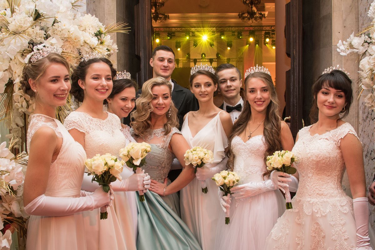 Для дебютантов был дресс-код: длинные белые платья, диадемы и белые букеты