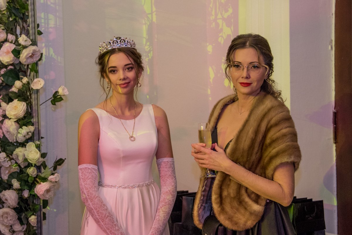 Девушки-дебютантки не обошлись без поддержки матерей