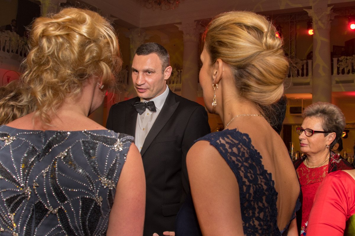 Мэр Киева Виталий Кличко засмущался от изобилия женской красоты