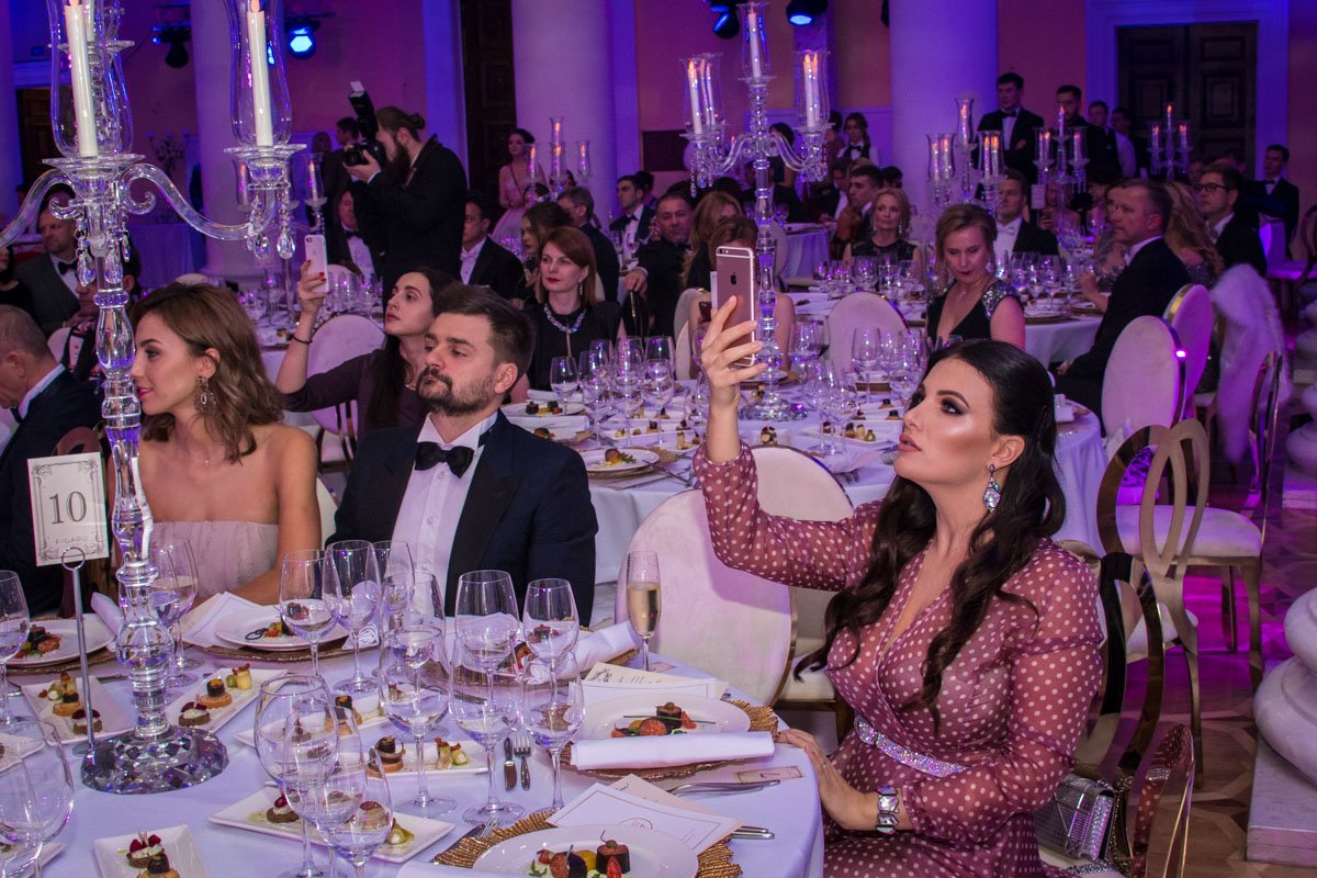 Гости бала фотографировали все вокруг