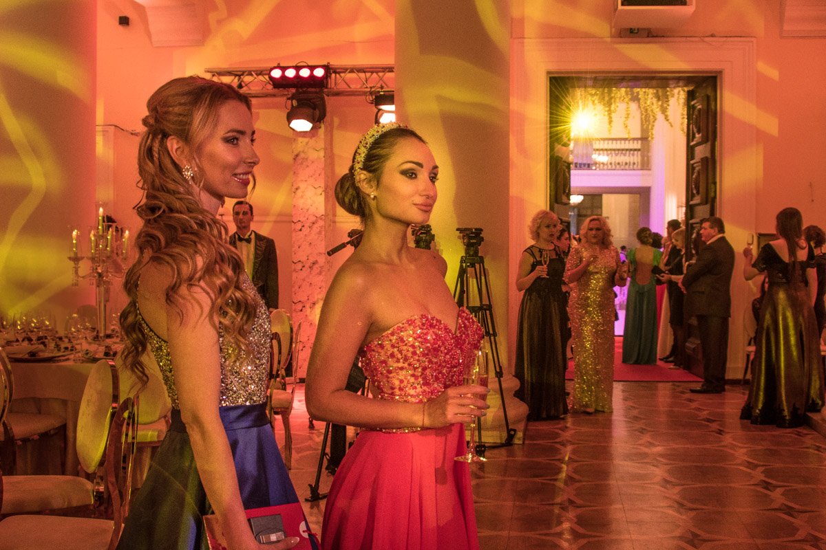 Девушки перед походом на бал успели посетить салон красоты