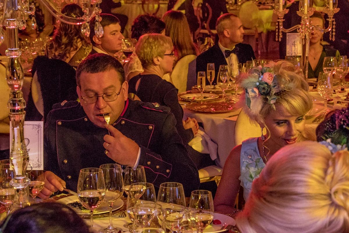 На балу гостей угощали вкусными необычными блюдами