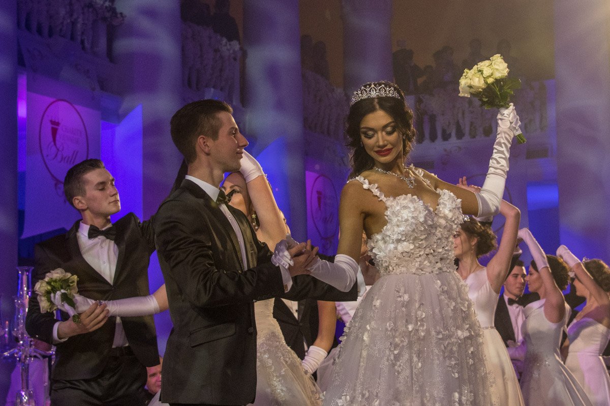 Открывали вечер полонезом