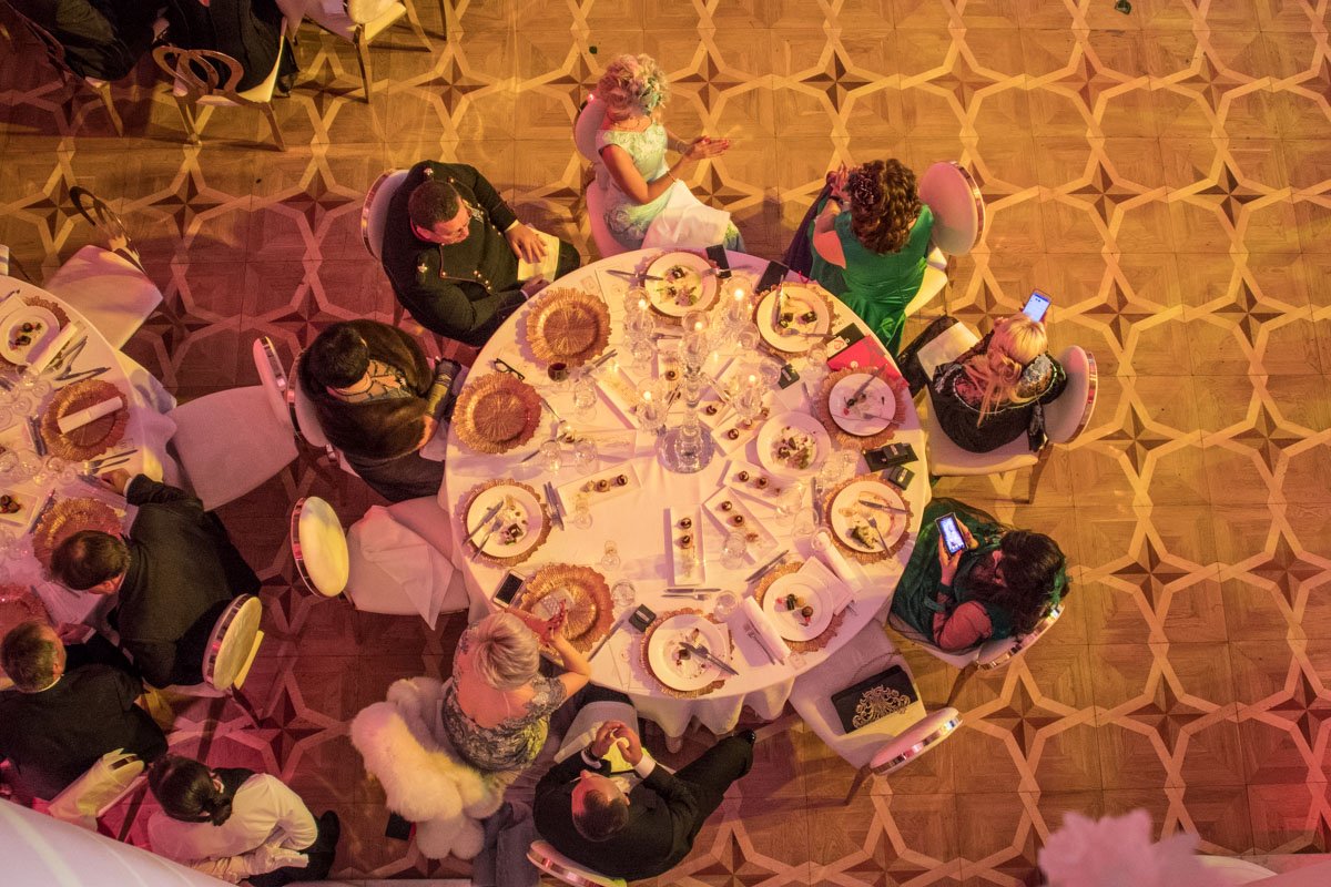 Сервировка столов была в лучших традициях бала