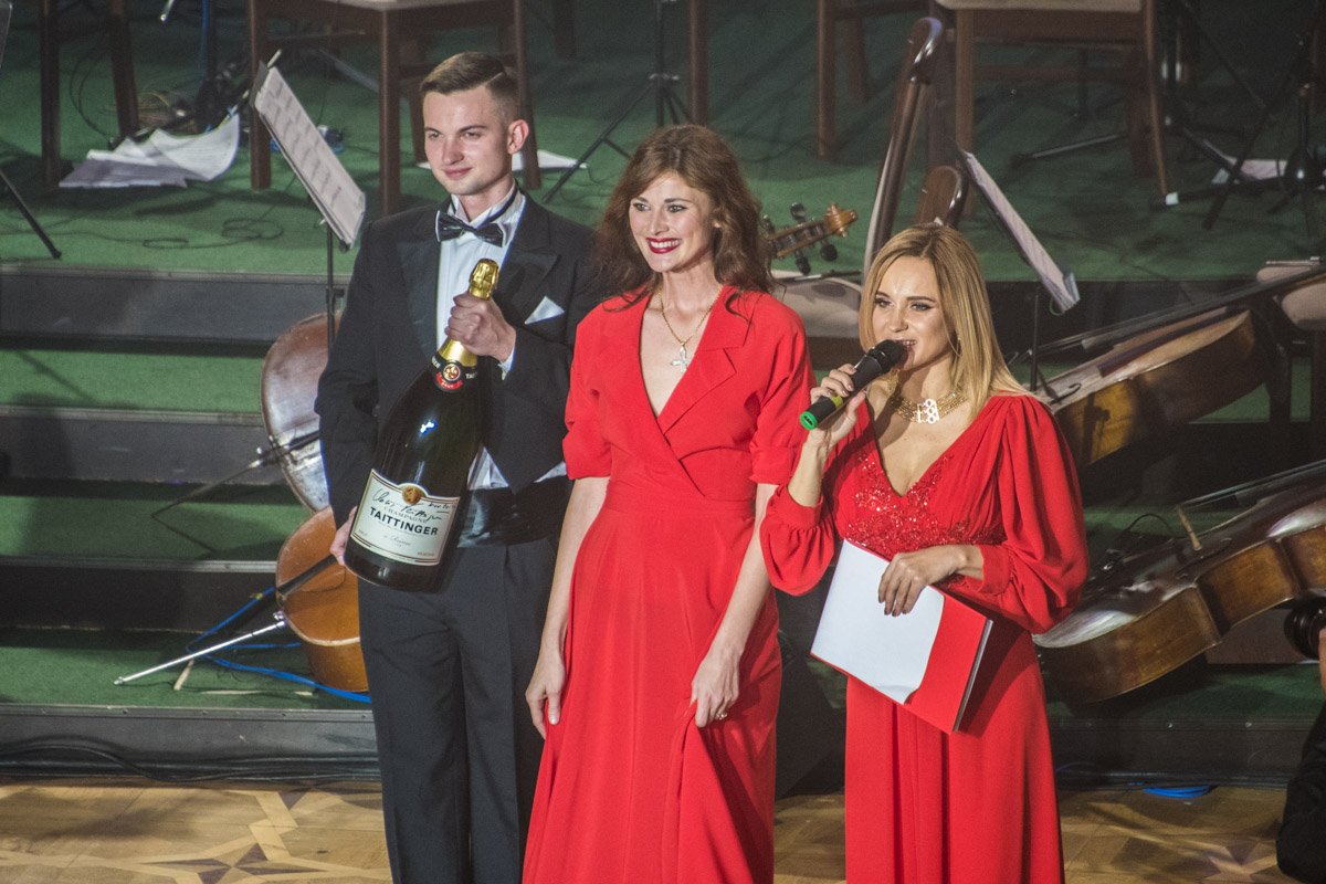 На балу продали непростую бутылку шампанского