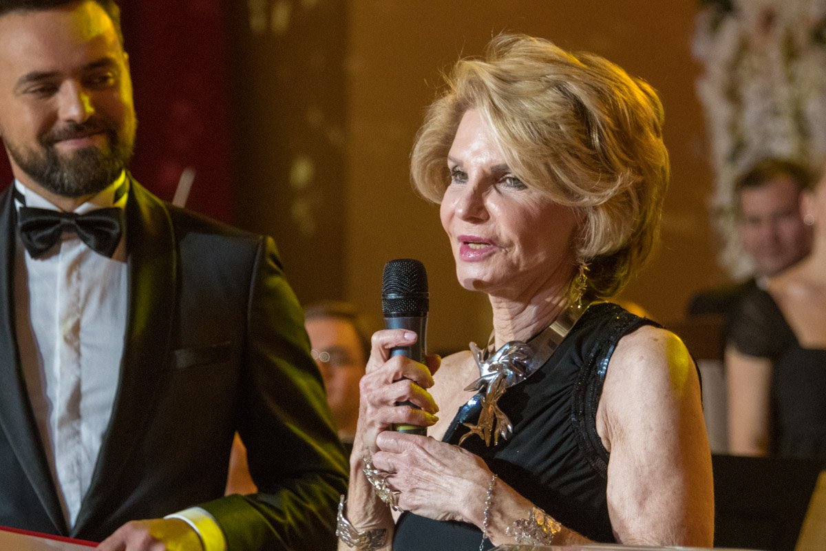 На бал приехали многие известные люди из других стран