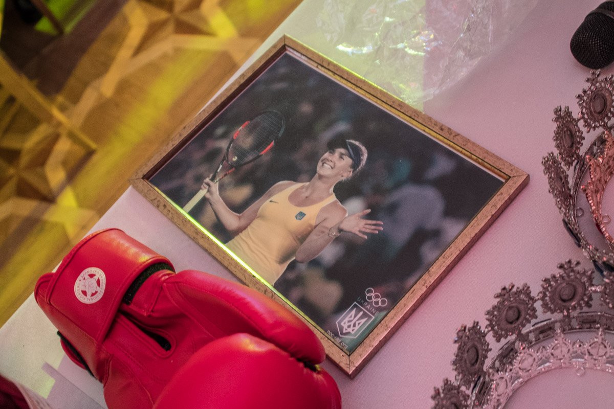 Элементы благотворительного аукциона - картина и перчатки