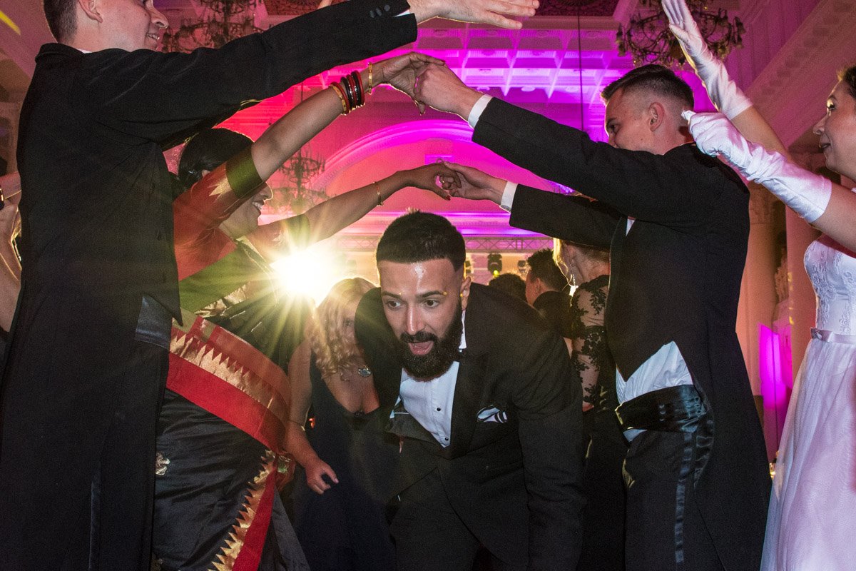 Самый веселый элемент танца - тоннель 