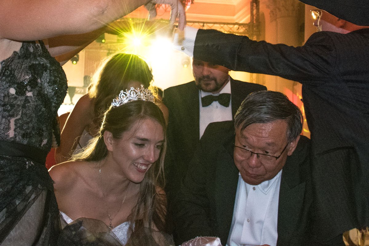 Танец многим напомнил детскую игру «ручеек»