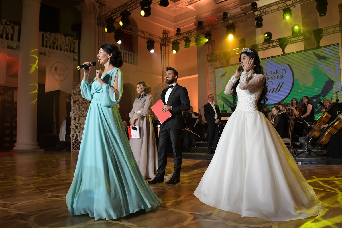 Коронация гостей вечера