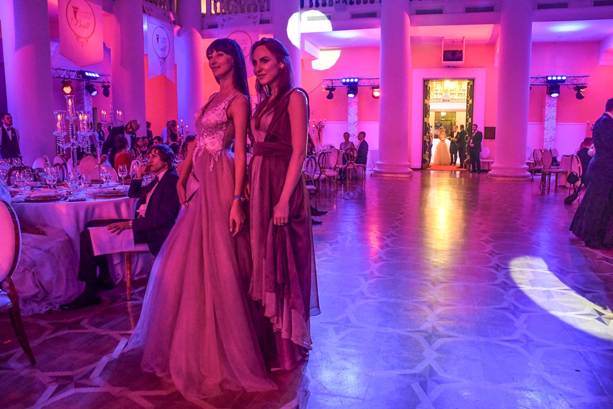 Многие гости фотографировались на балу