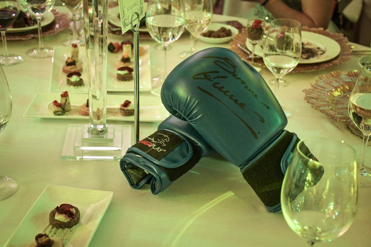 На аукционе с молотка ушли перчатки Виталия Кличко