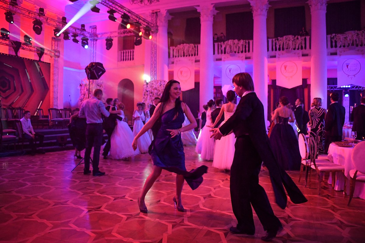 Многие гости пустились в пляс