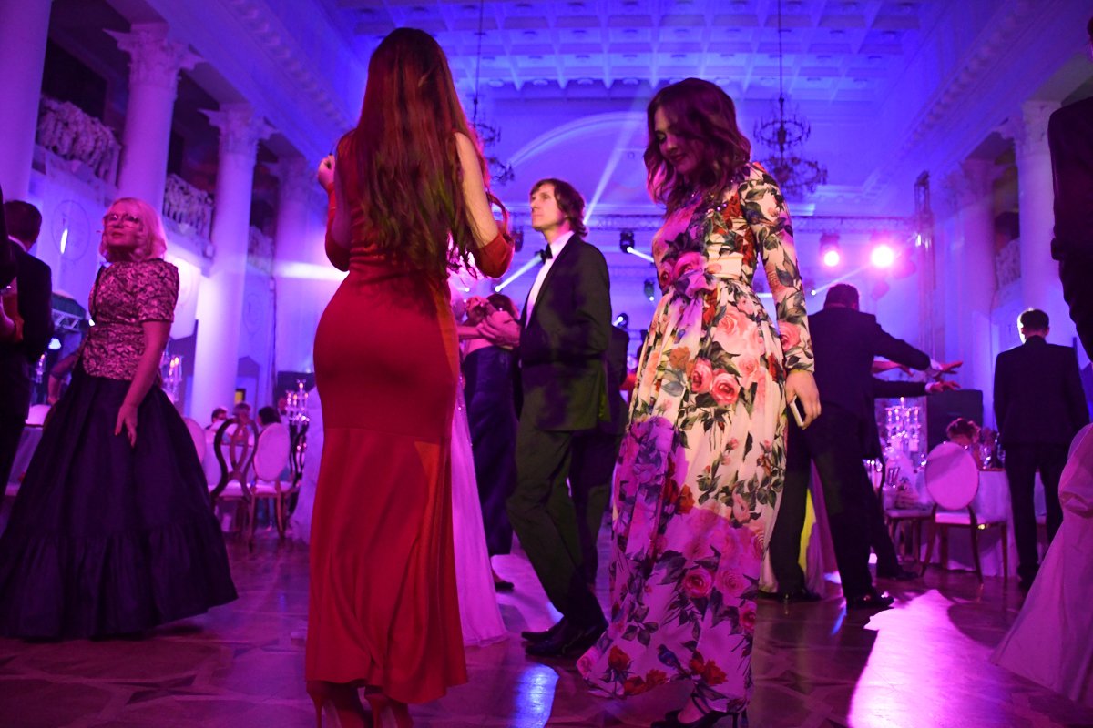 Девушки поражали платьями