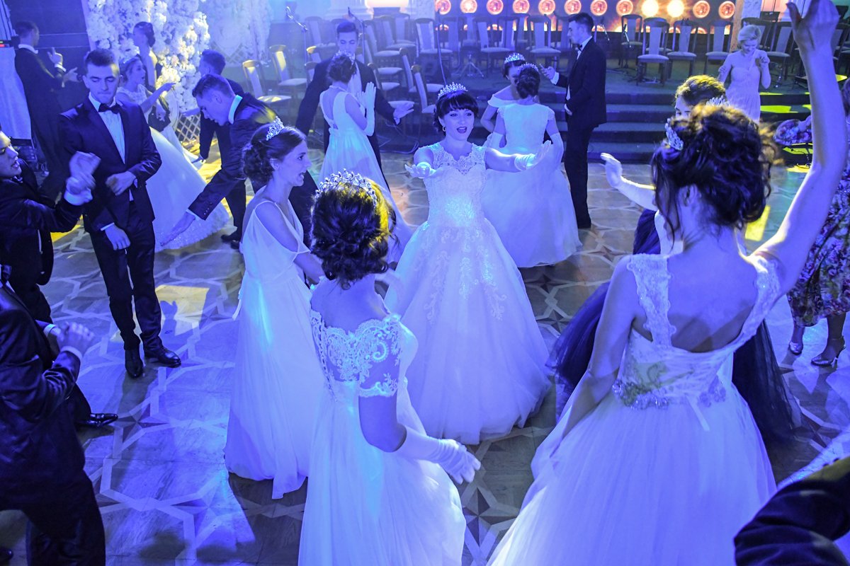 Дебютантки были в ослепительно белых нарядах