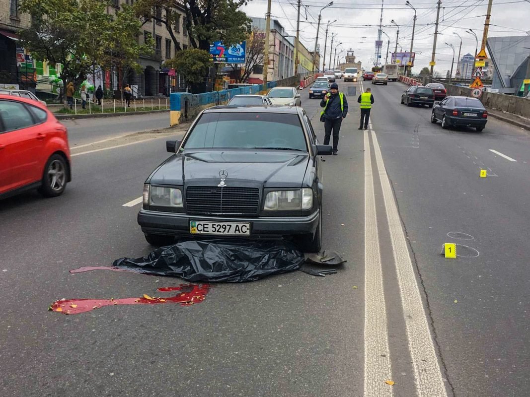 Труп сбитого мужчины еще лежит на дороге
