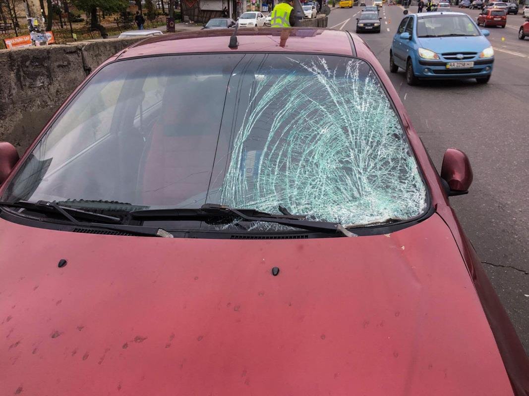 У Lanos от столкновения разбито стекло