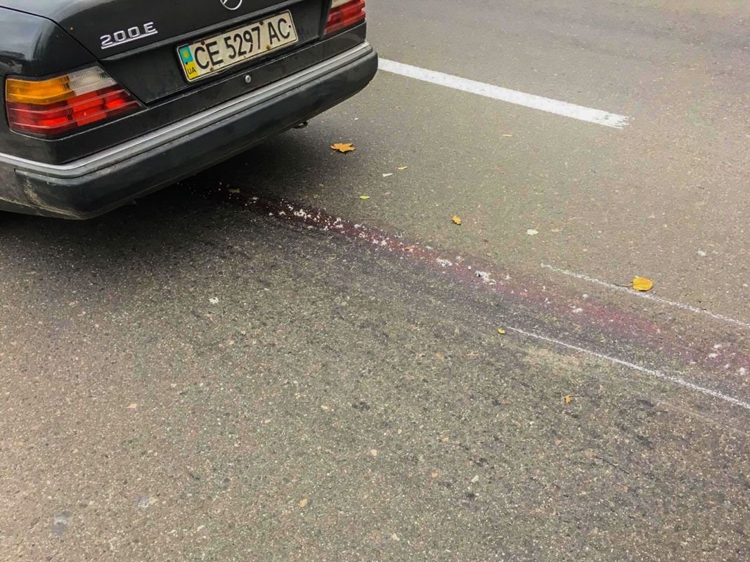 Пятна крови на дороге указывают на то, что труп протянуло еще на несколько метров после первой аварии