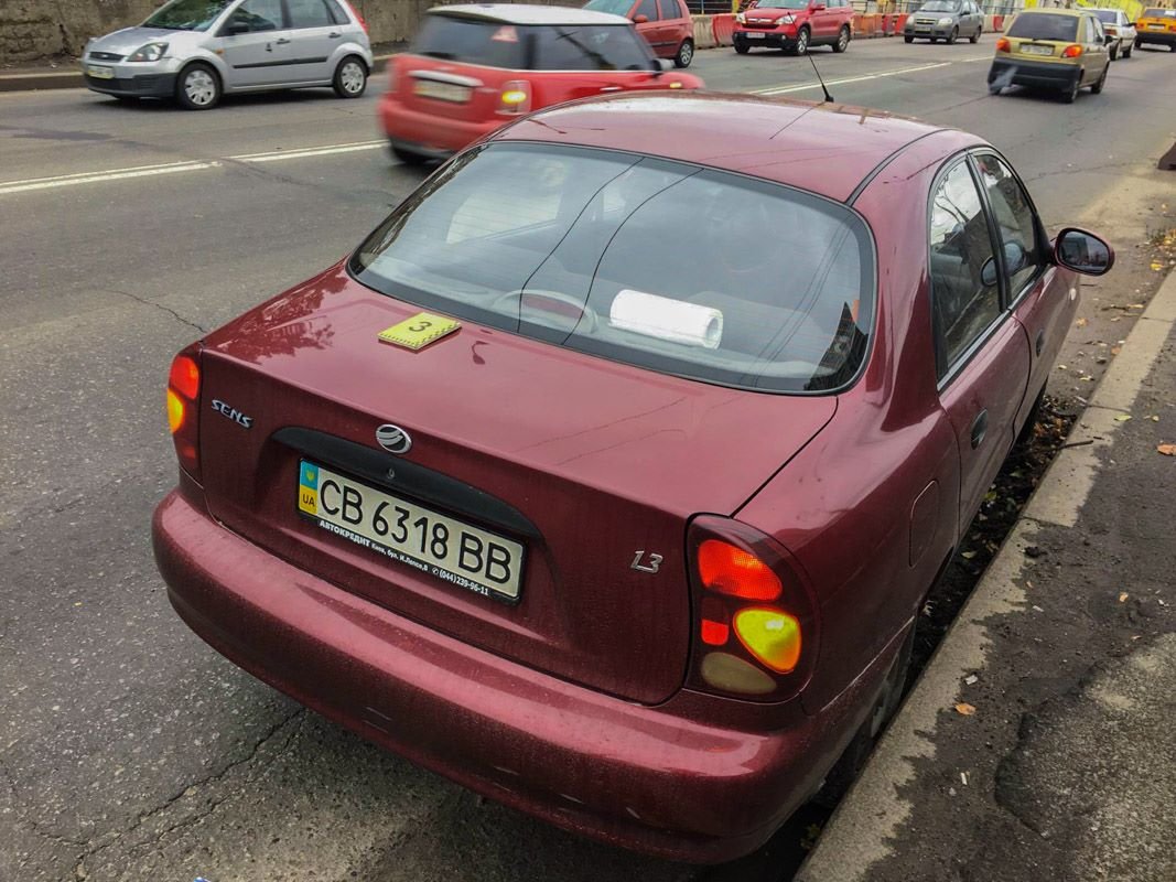 Сбивший пешехода Lanos припаркован в нескольких метрах от второй аварии