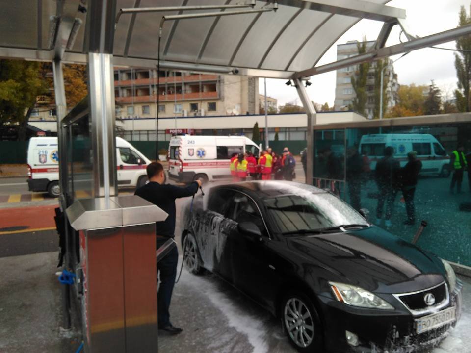 Во время оказания медицинской помощи пострадавшим, автомойка продолжала работать Во время оказания медицинской помощи пострадавшим, автомойка продолжала работать