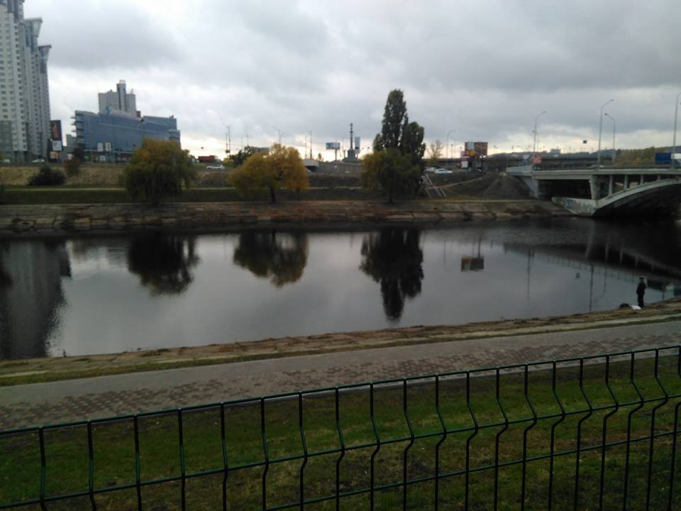 Русановский канал в 30 метрах от автомойки Русановский канал в 30 метрах от автомойки