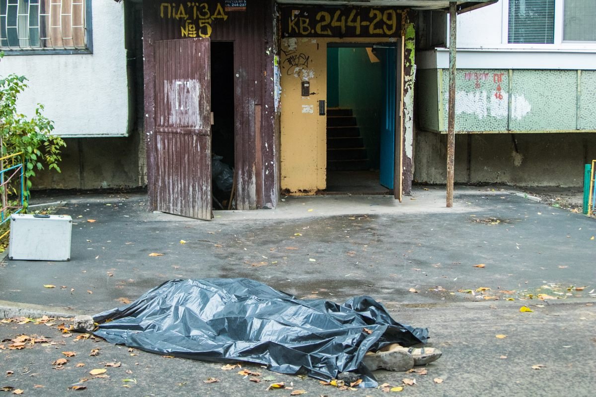 Труп пострадавшего обнаружили соседи Труп пострадавшего обнаружили соседи