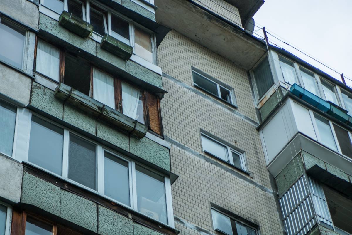 По предварительной информации мужчина выбросился из окна 9 этажа По предварительной информации мужчина выбросился из окна 9 этажа