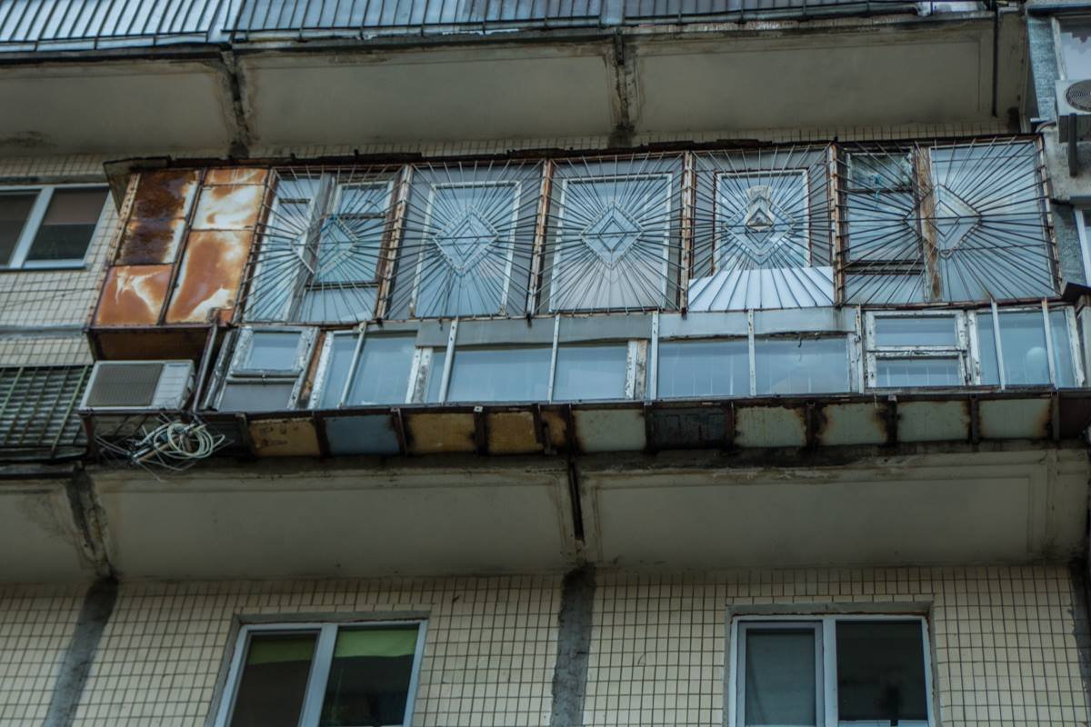 Причины по которой мужчина решил прыгнуть именно с 9 этажа проста - в его квартиры все окна заставлены решеткой Причины по которой мужчина решил прыгнуть именно с 9 этажа проста - в его квартиры все окна заставлены решеткой