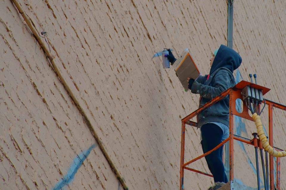 Художница из Нью-Йорка работает на созданием эксклюзивного произведения