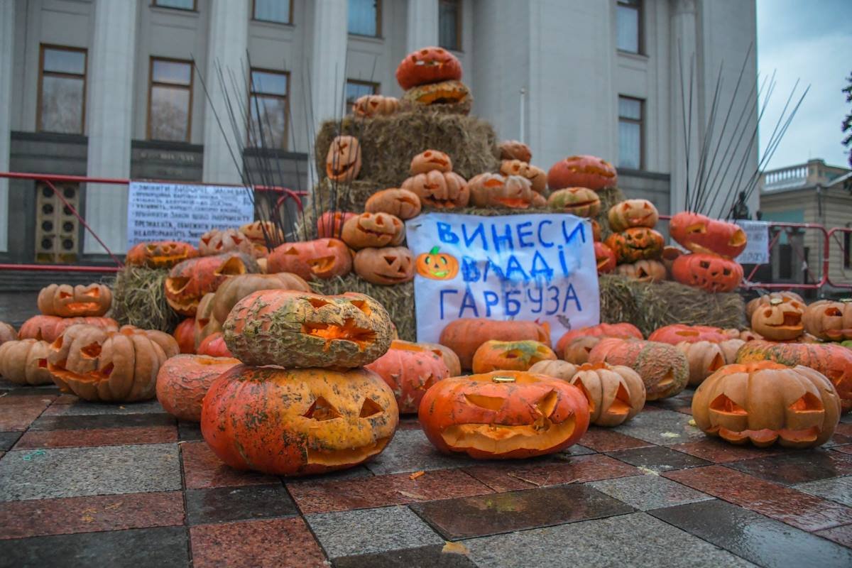 Саакашвили призвал всех желающих приносить к зданию Рады свои тыквы Саакашвили призвал всех желающих приносить к зданию Рады свои тыквы