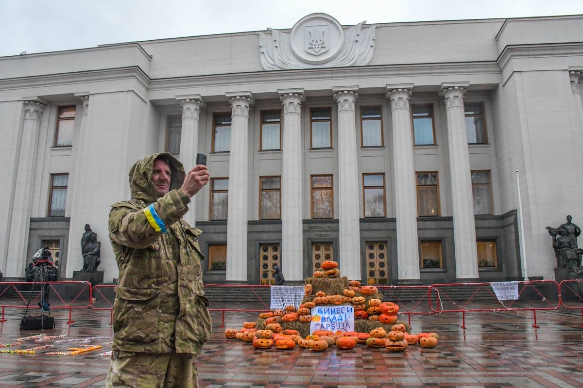 Желающих сделать селфи с тыквами для депутатов было немало Желающих сделать селфи с тыквами для депутатов было немало
