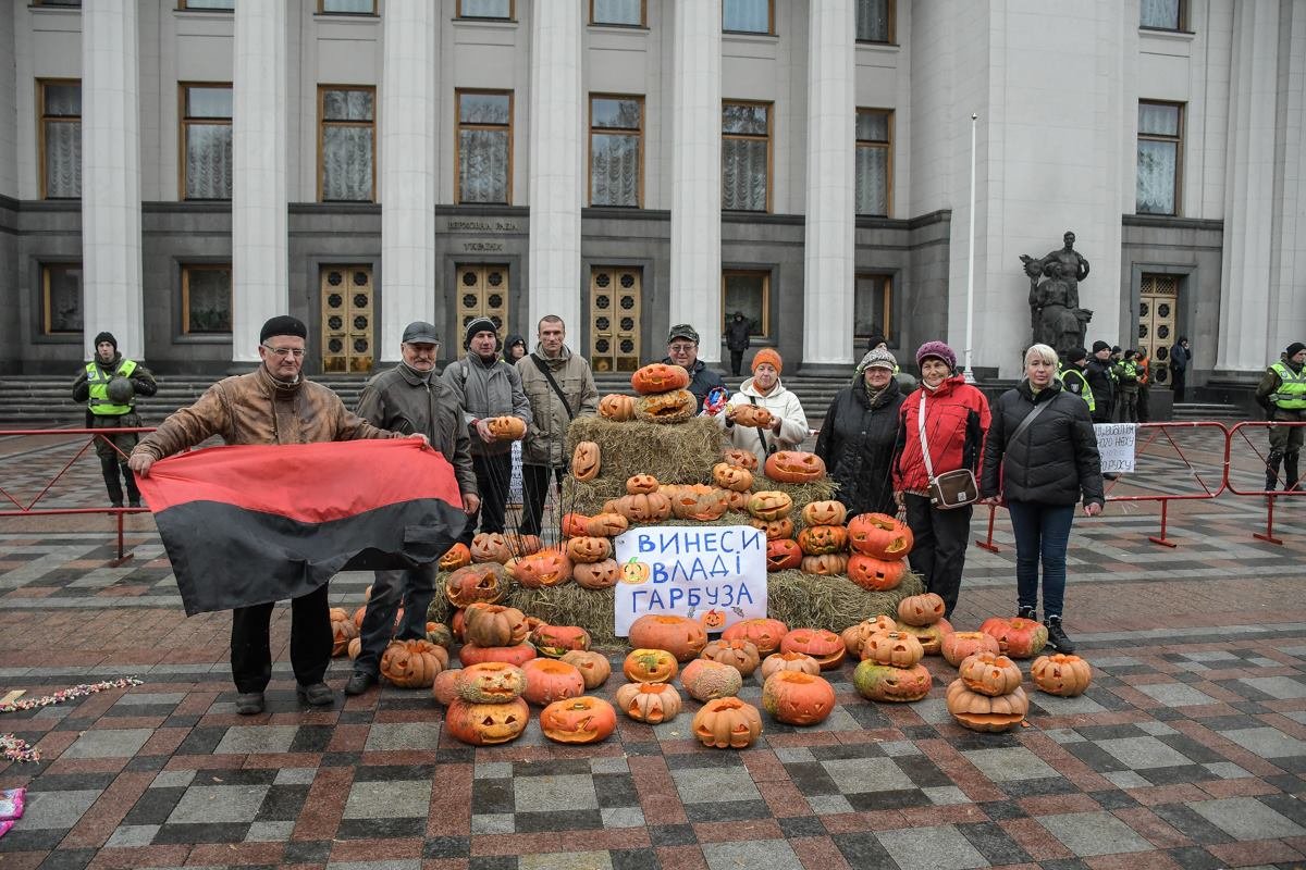 Групповое селфи на фоне тыкв и Верховной Рады