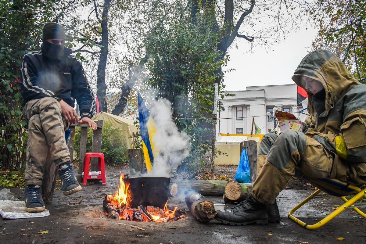 Митингующие греются у костра